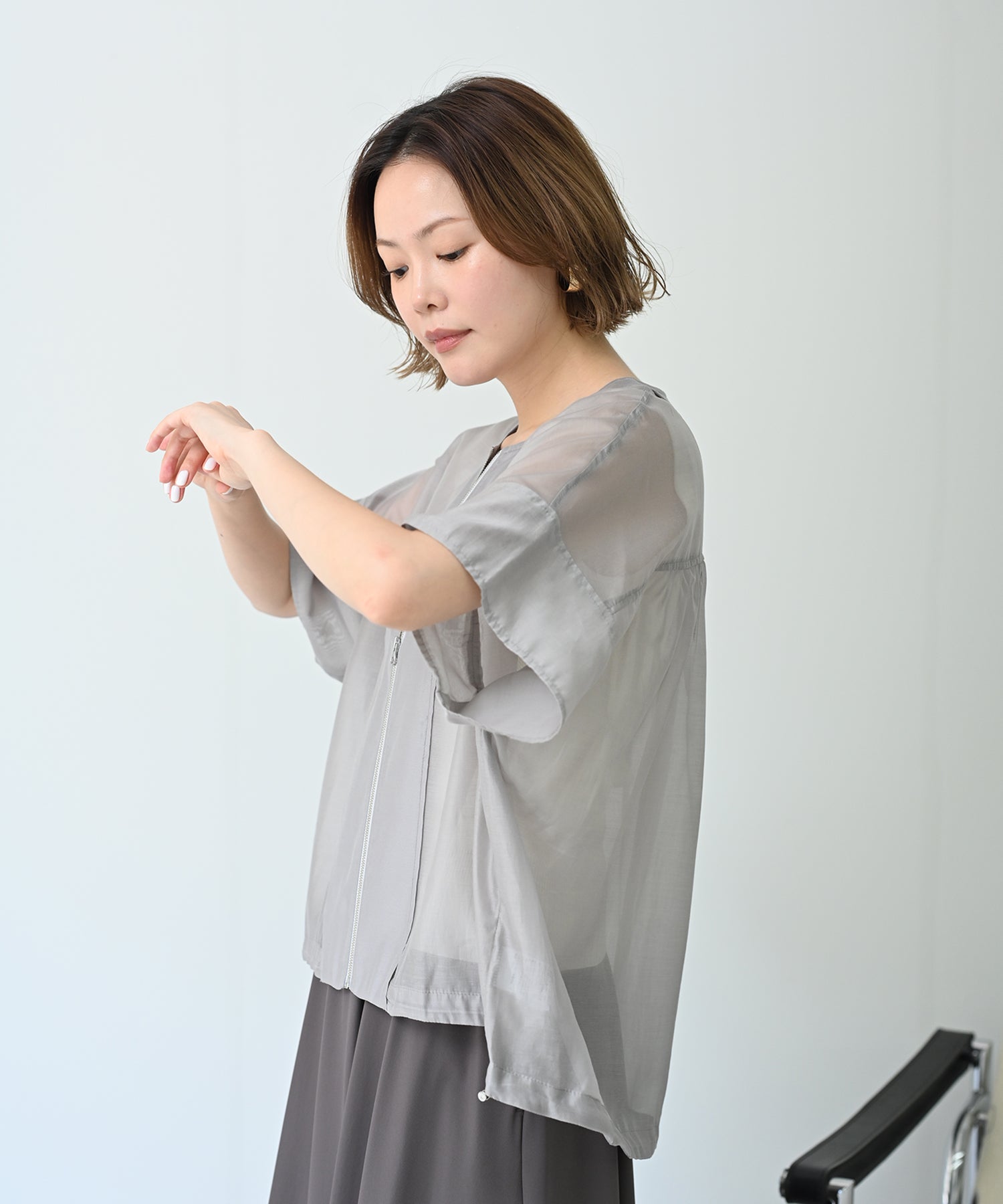 ライトグレー　model：H167