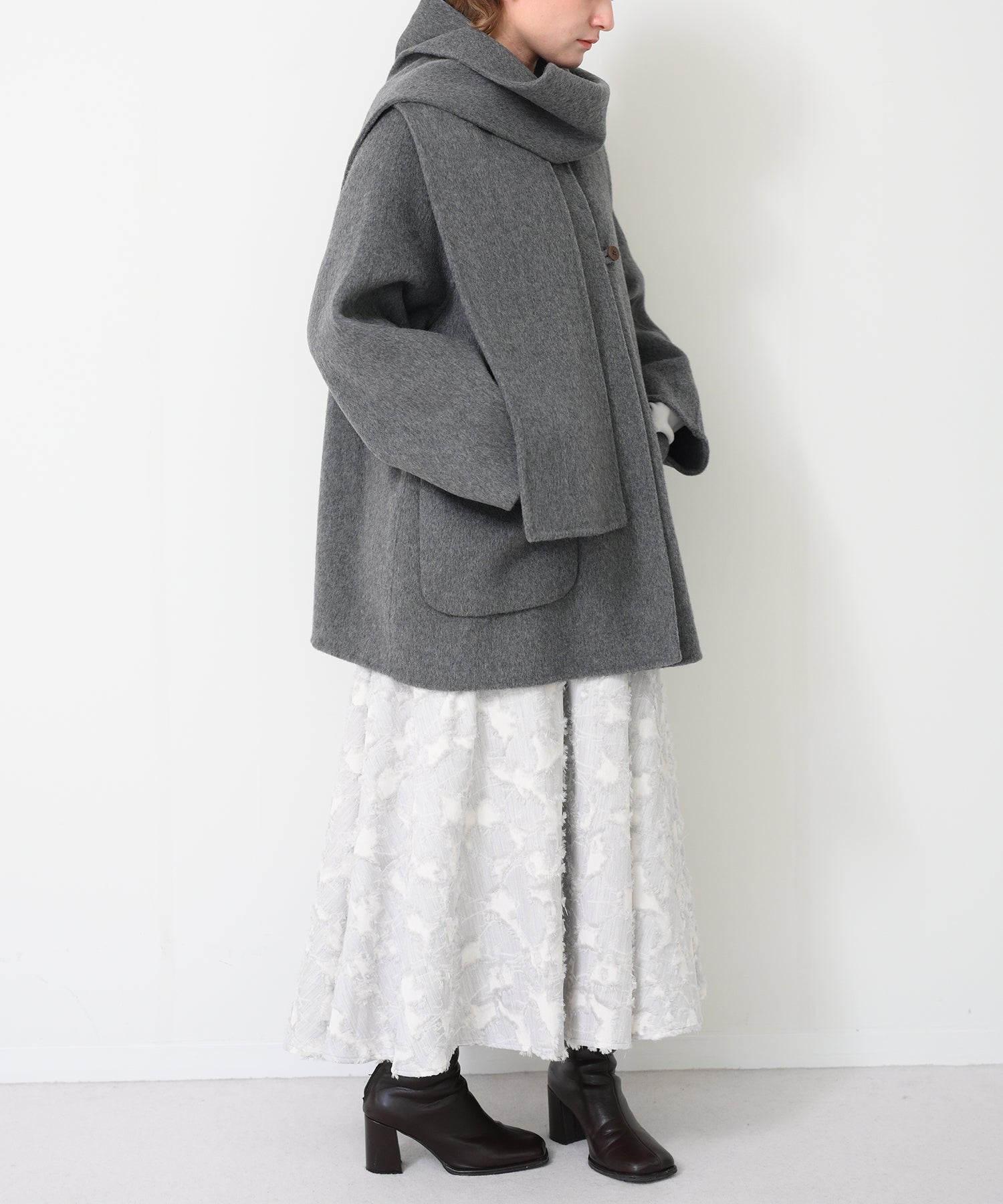 グレー　model：H163