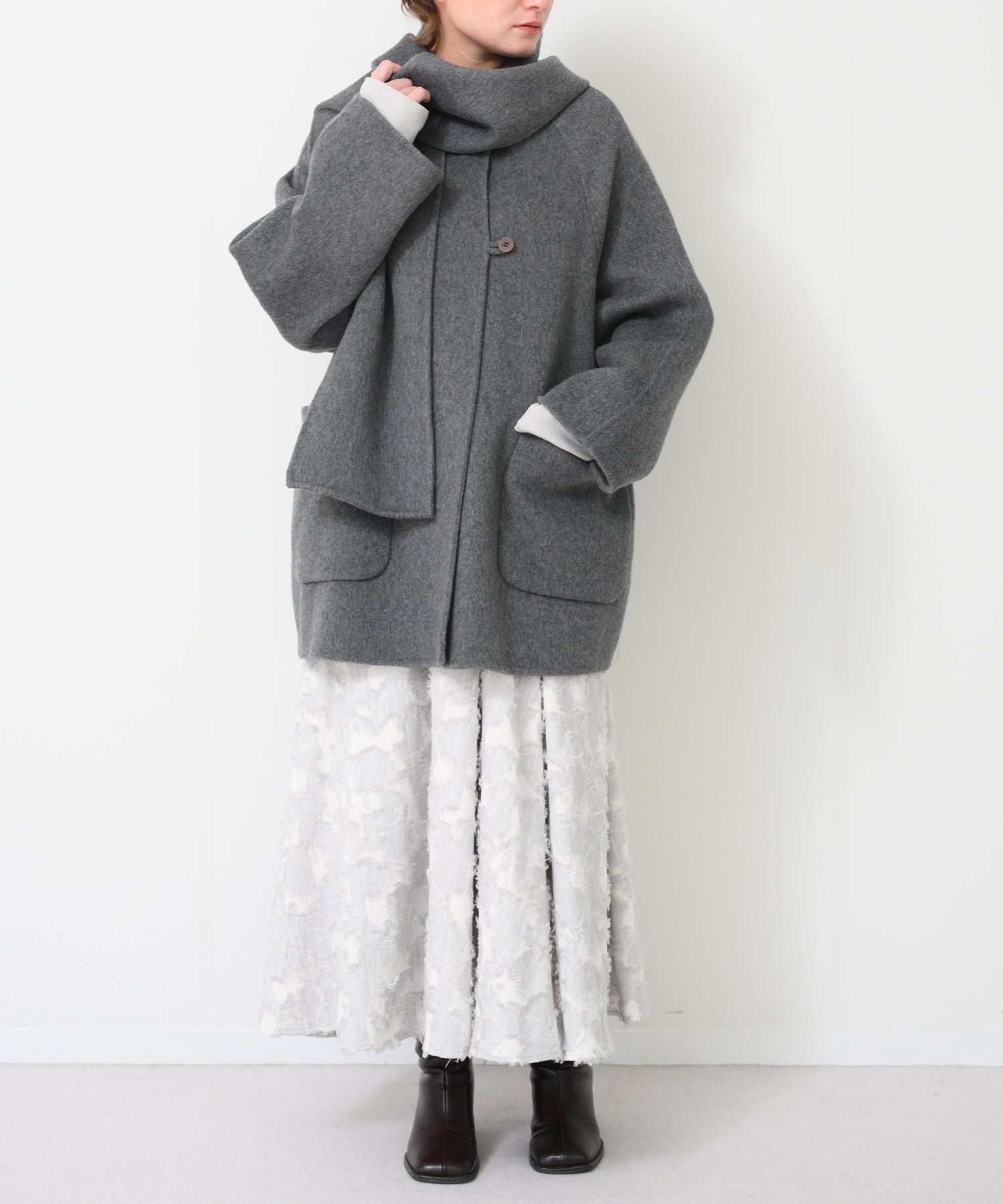 グレー　model：H163