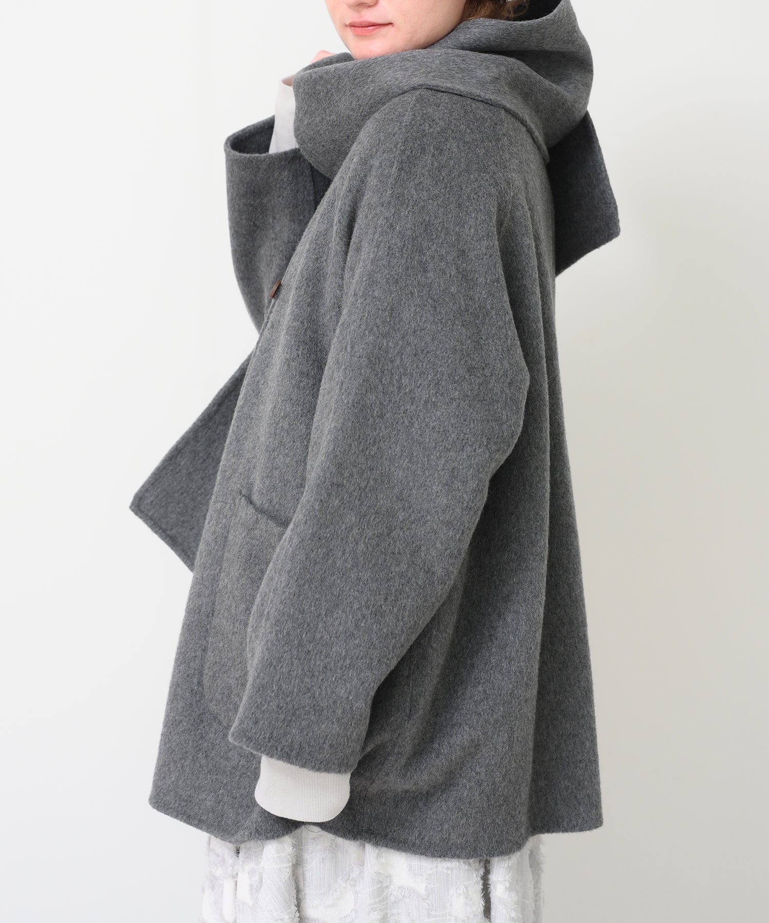 グレー　model：H163