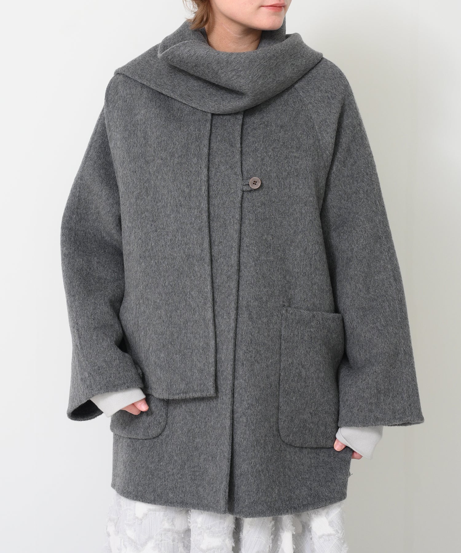 グレー　model：H163