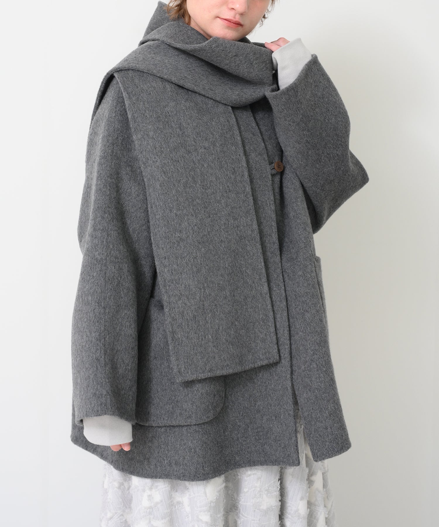 グレー　model：H163