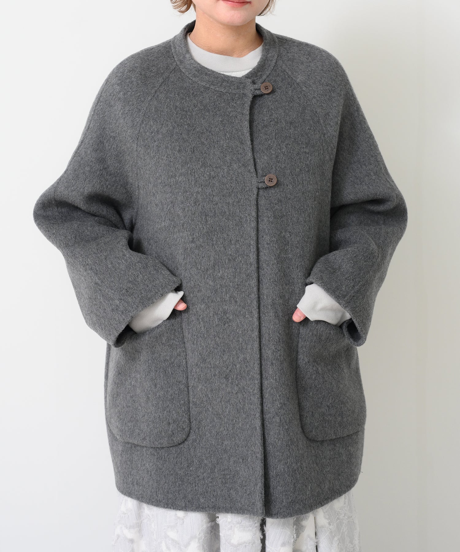 グレー　model：H163