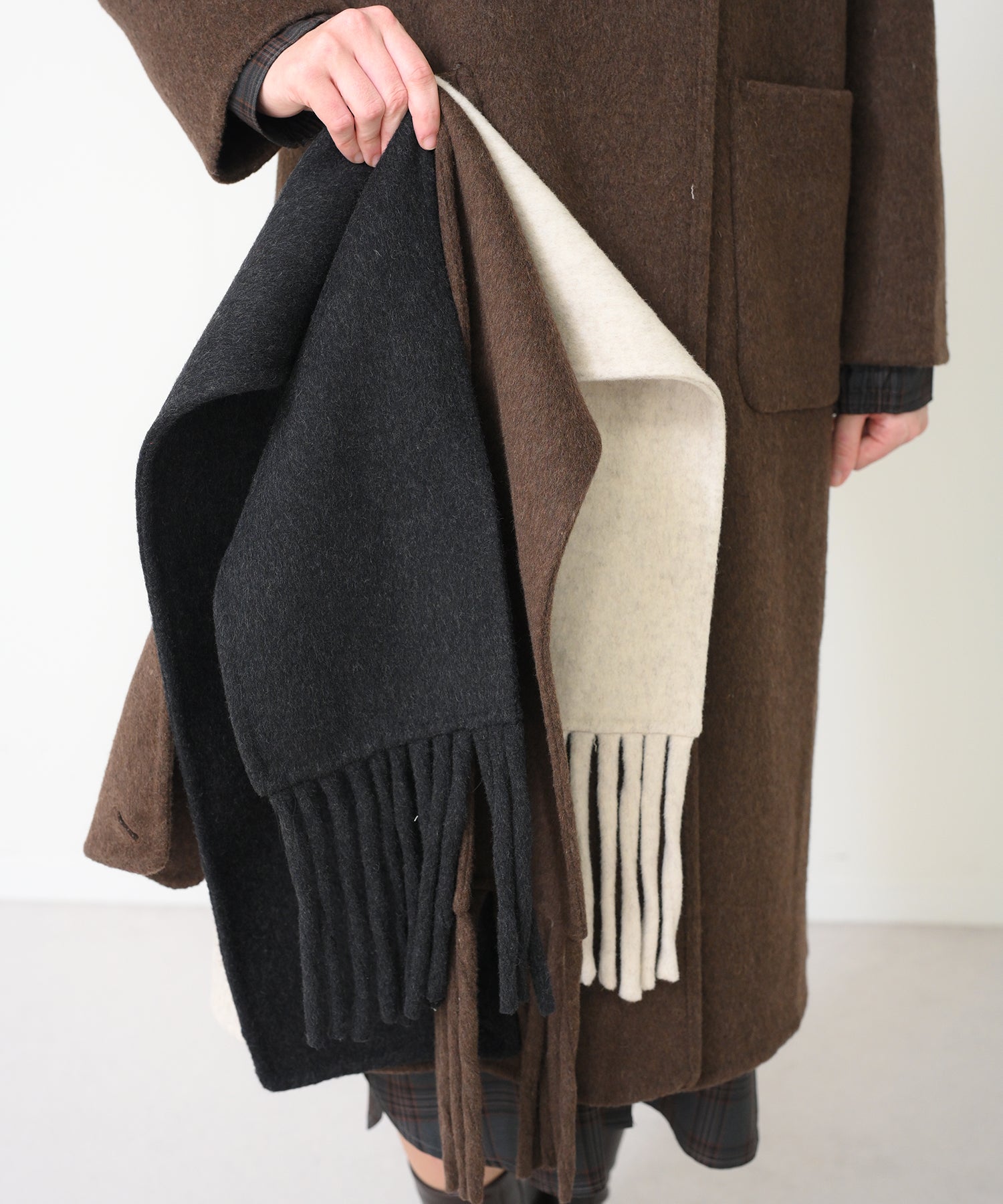 左からブラック、ブラウン、アイボリー