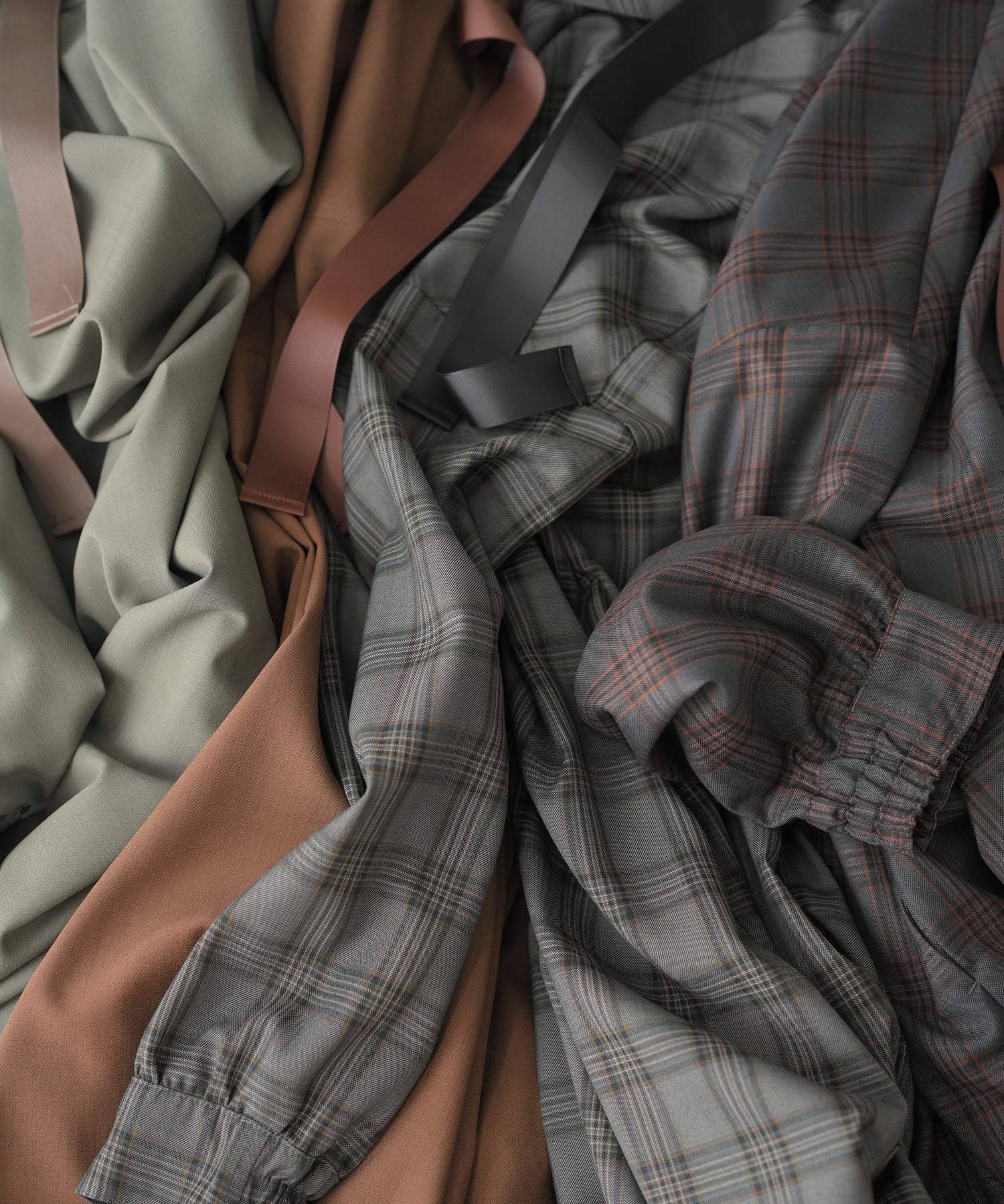 左からカーキ、ブラウン、グレー×イエローチェック、チャコール×オレンジチェック