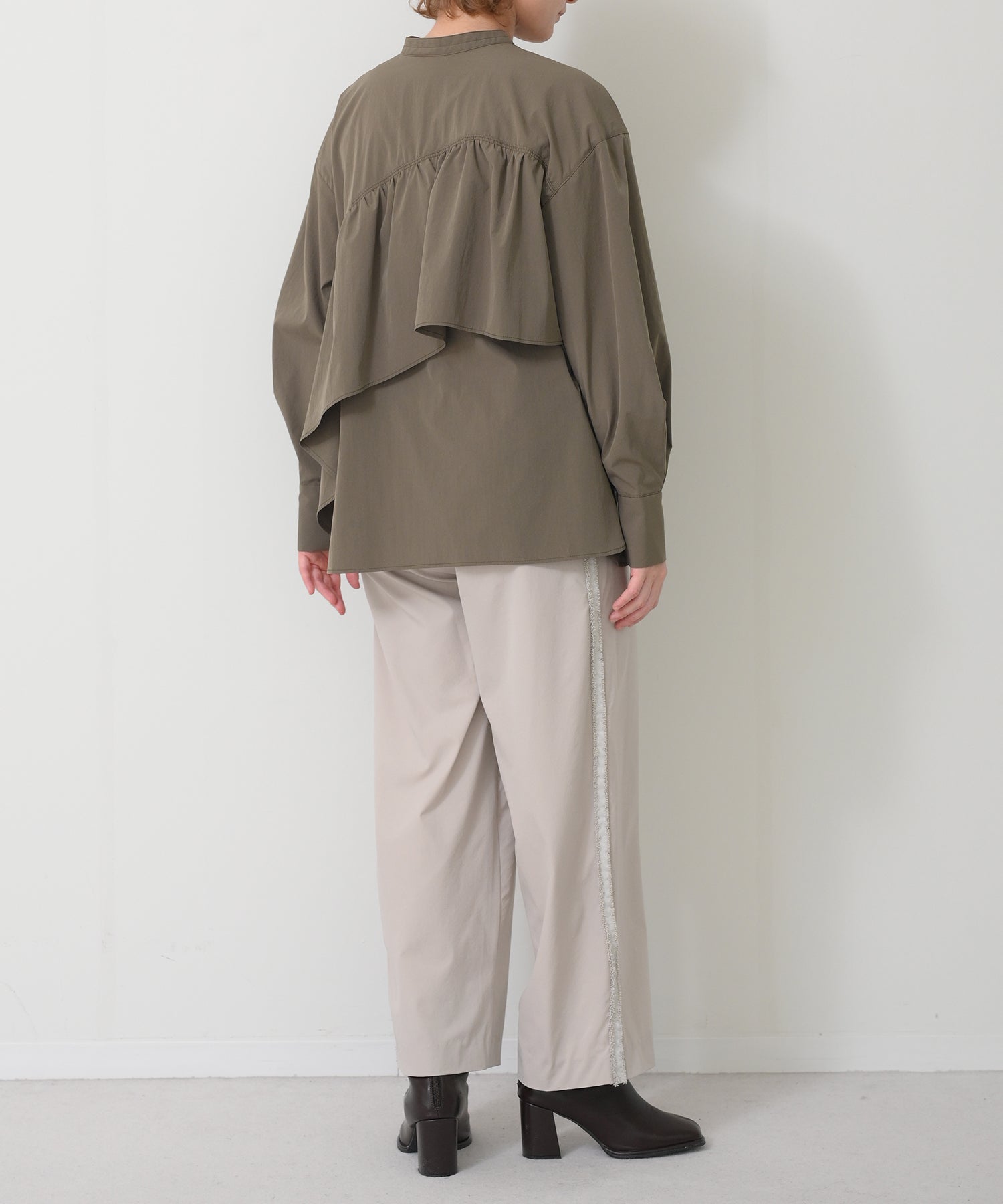 カーキ　model：H163