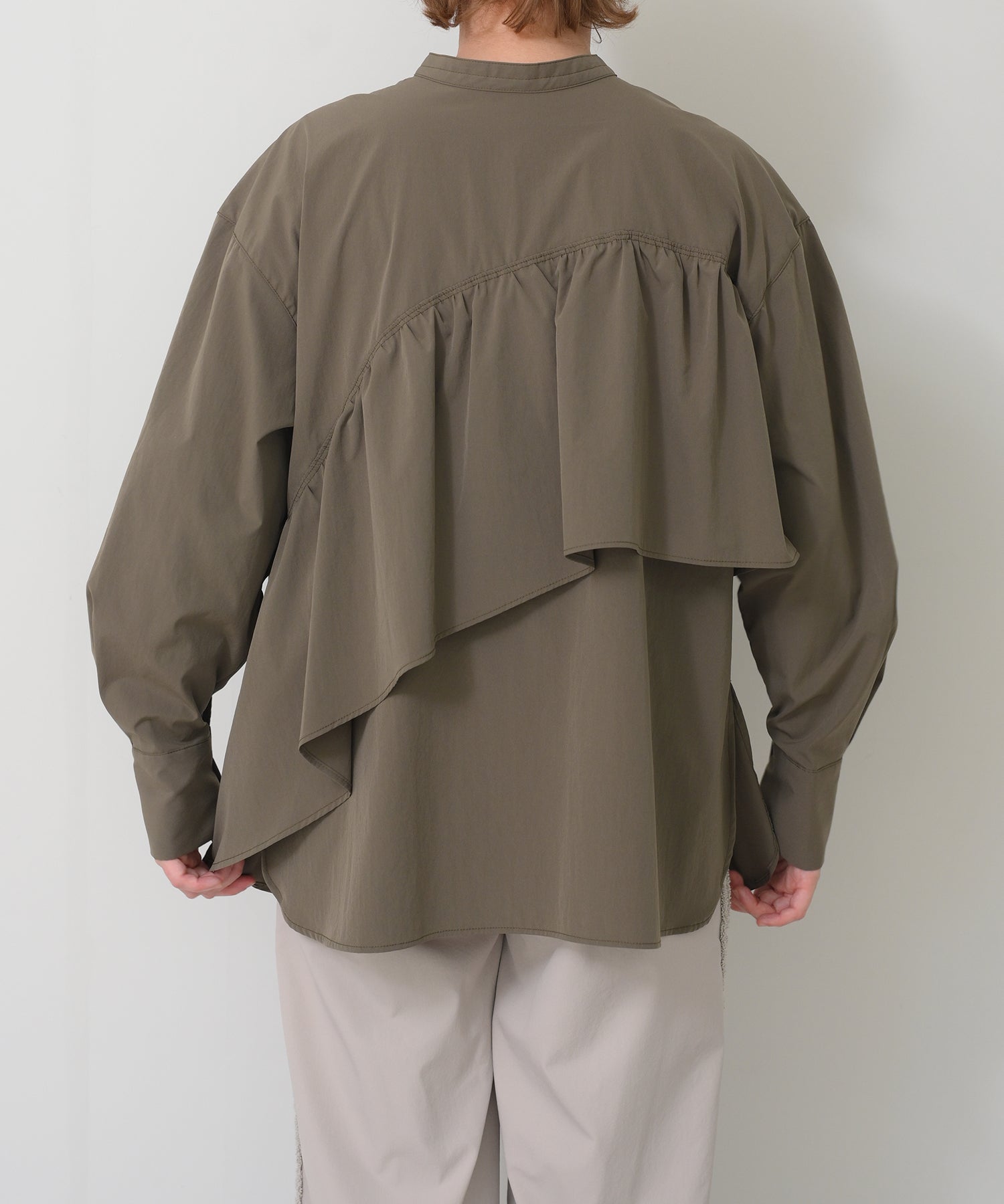 カーキ　model：H163