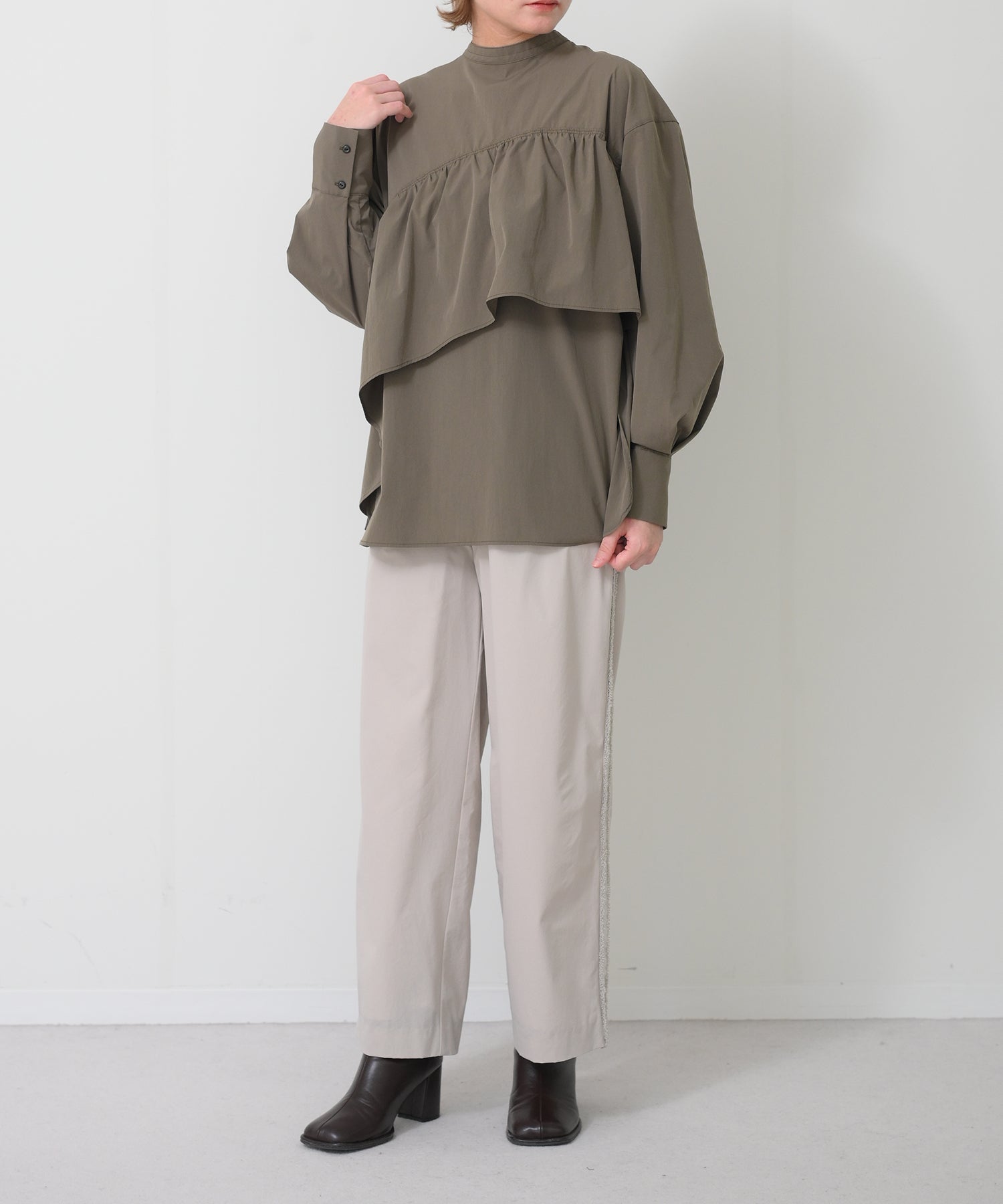 カーキ　model：H163