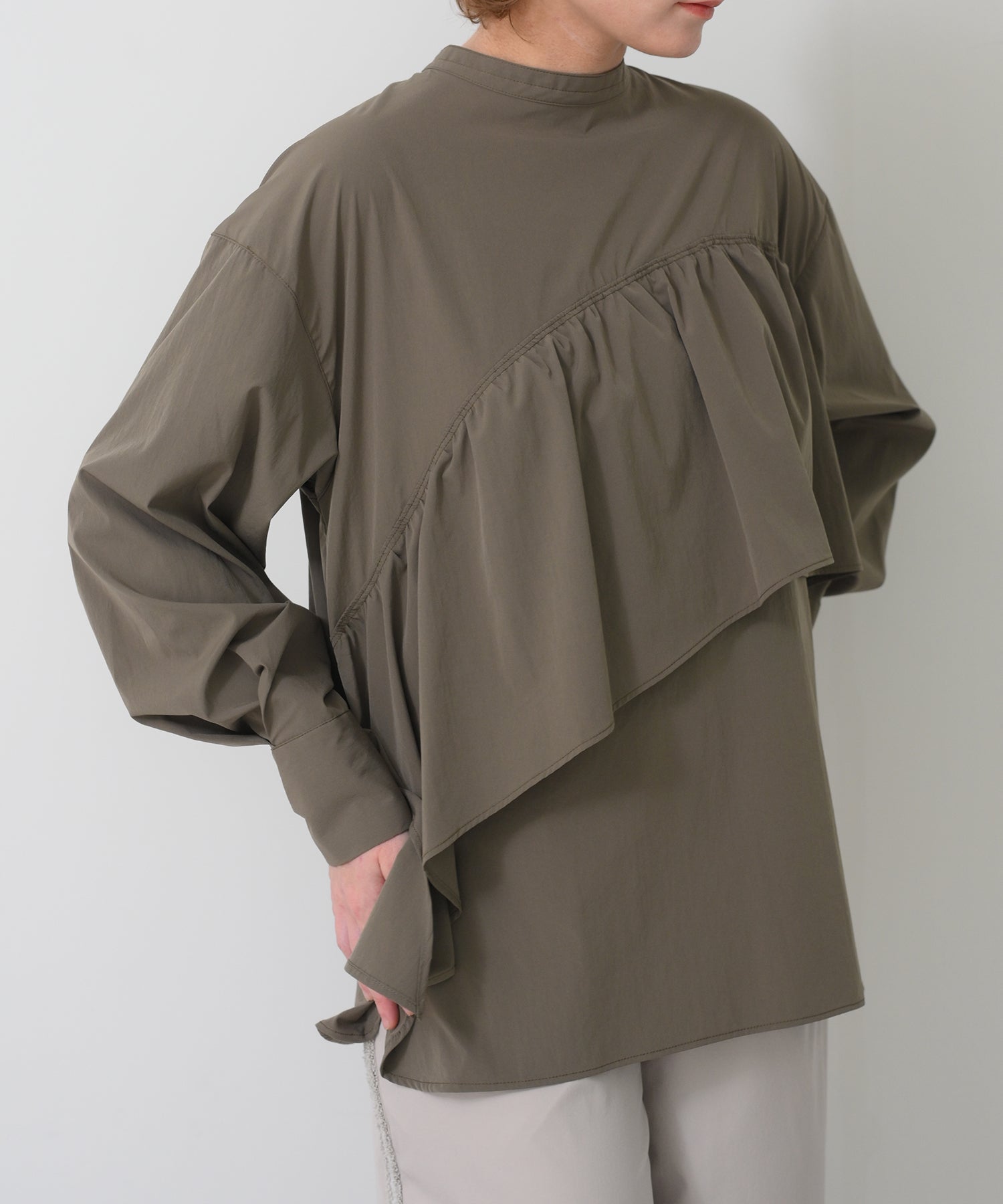 カーキ　model：H163