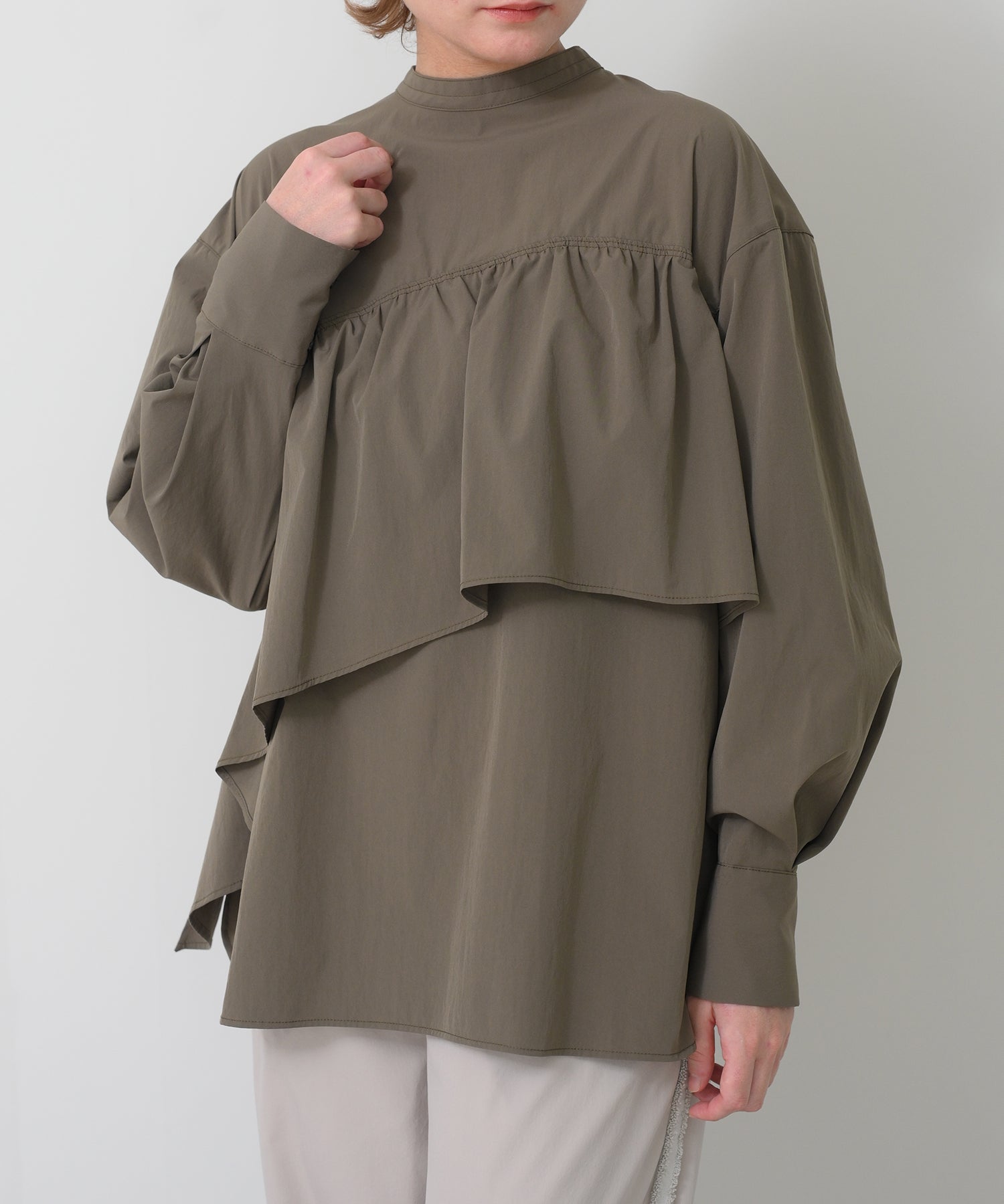 カーキ　model：H163