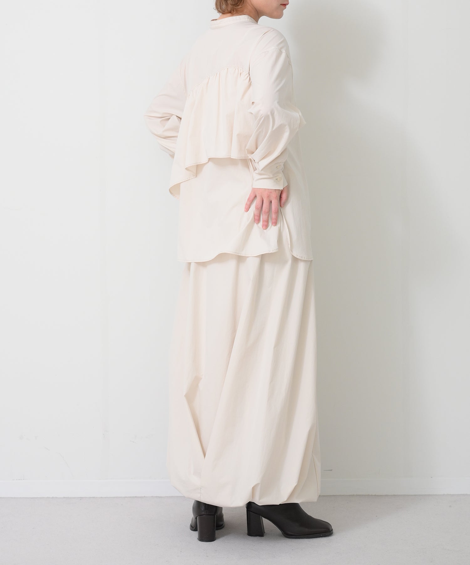 オフホワイト　model：H163