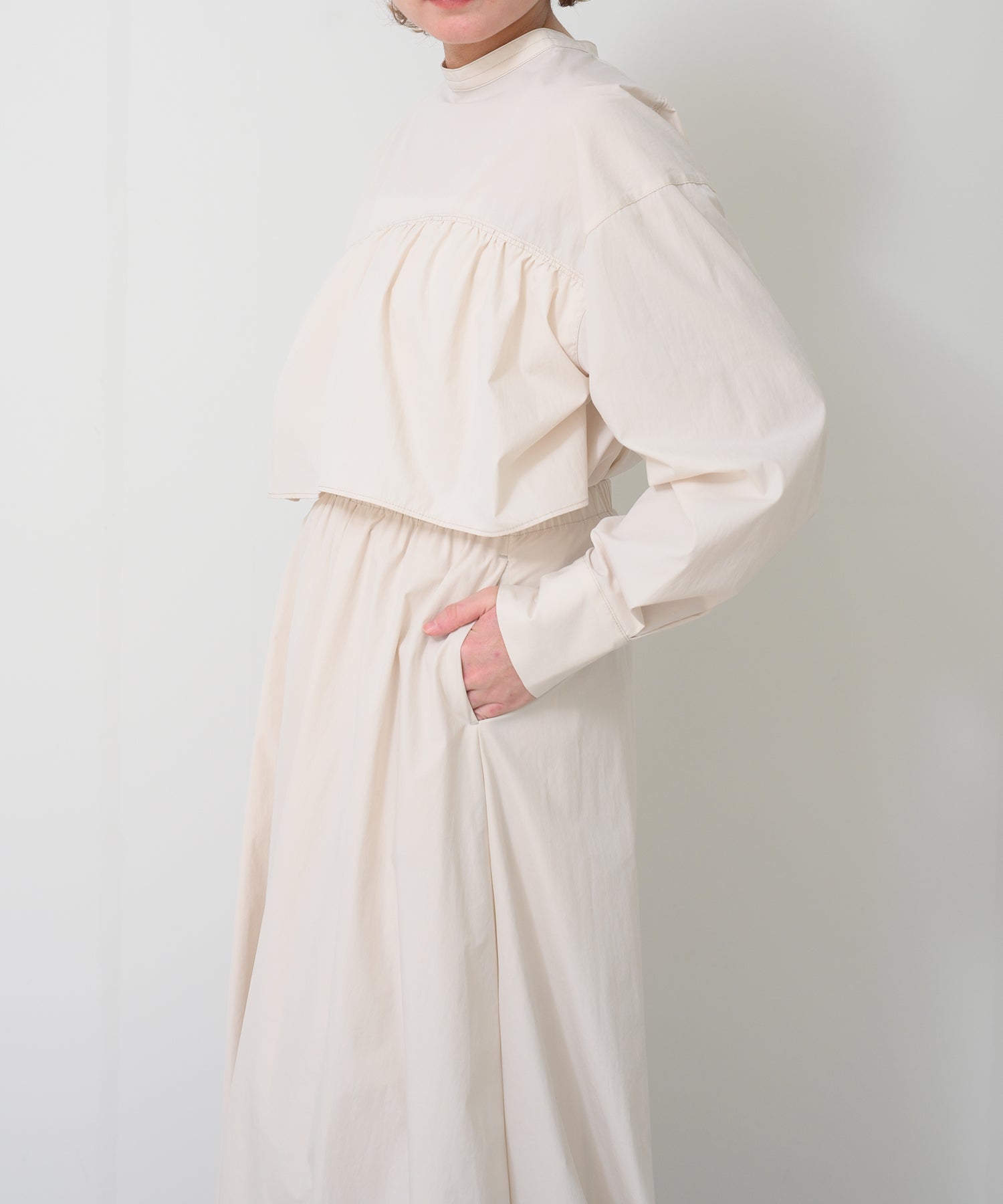 オフホワイト　model：H163