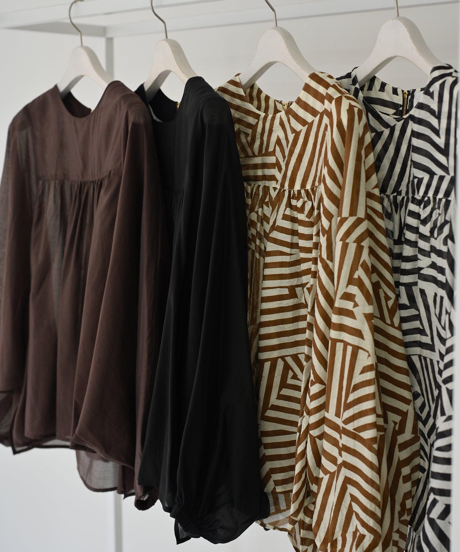 左からブラウン、ブラック、ブラウン×アイボリー、オフ×ブラック