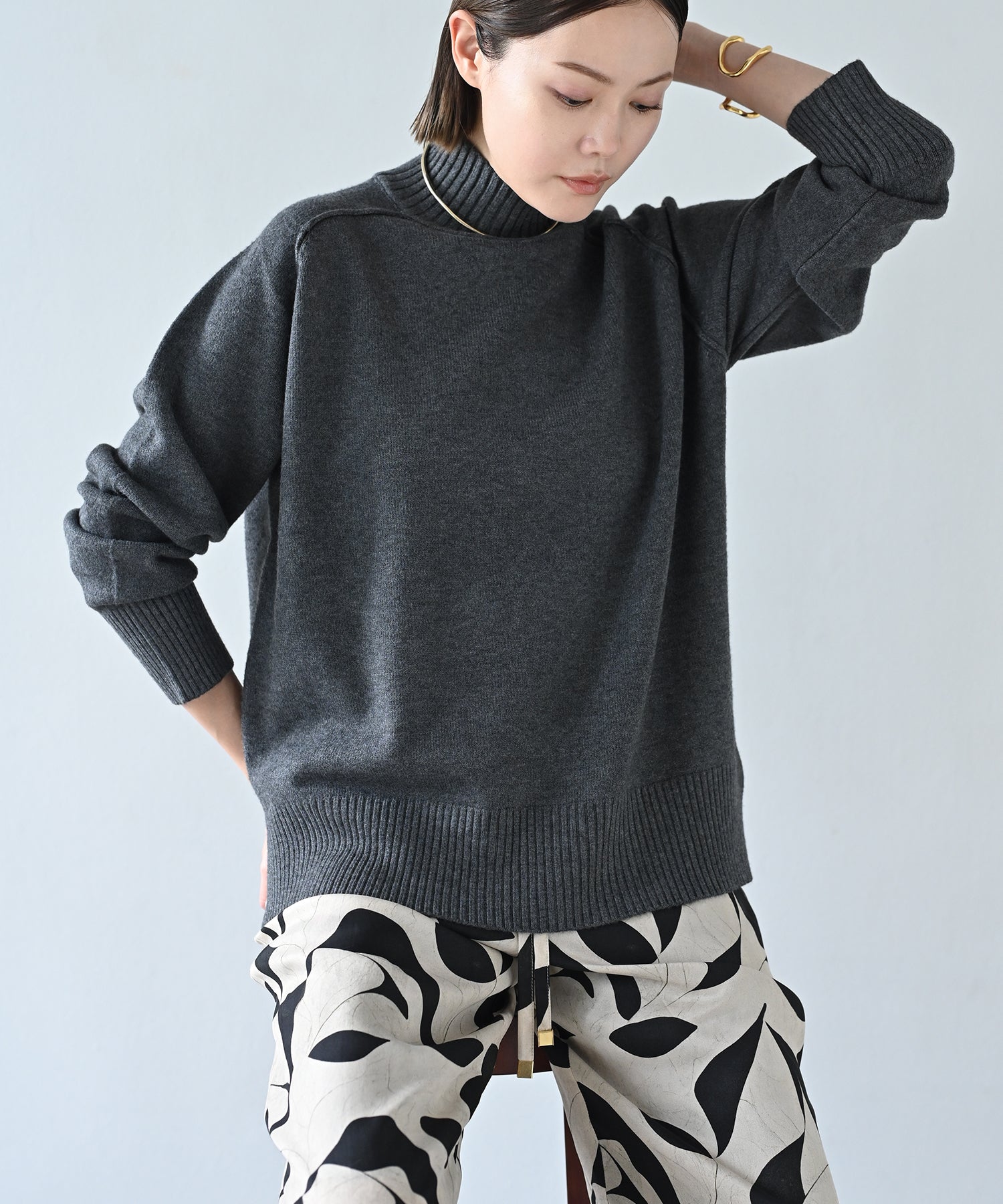 グレー　model：H167