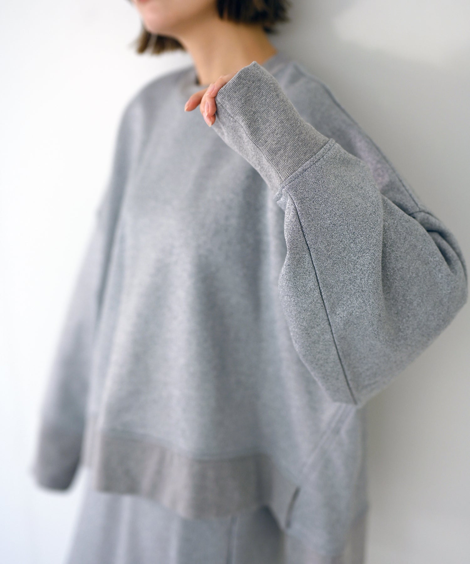 グレー　model：H167