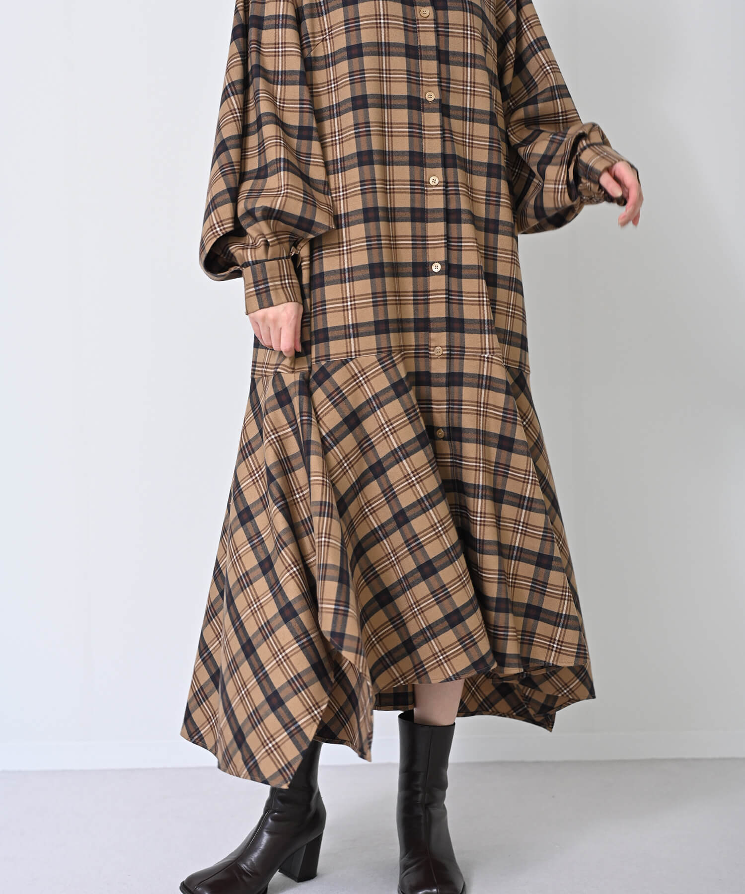 ベージュ　model：H167