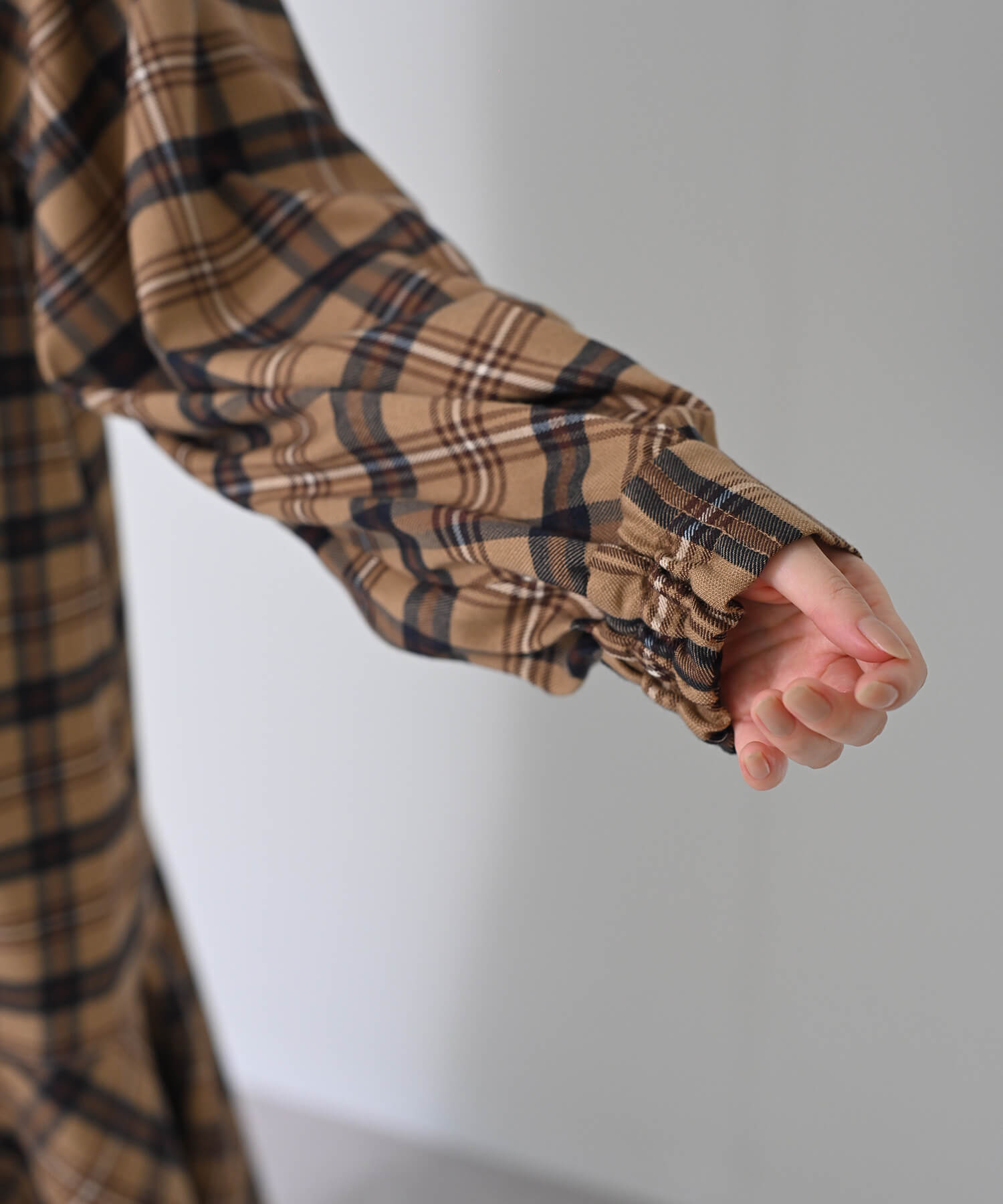 ベージュ　model：H167