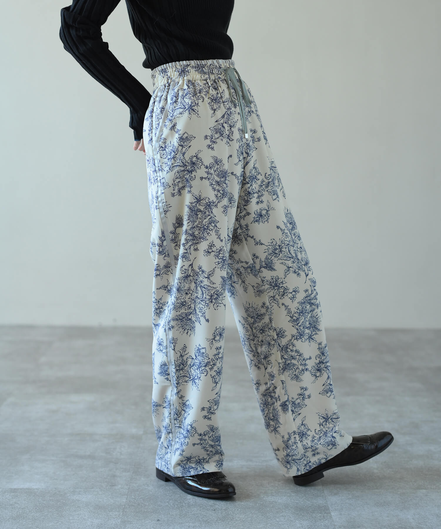 【Timesale】花柄サイドパイピングラインストレートパンツ