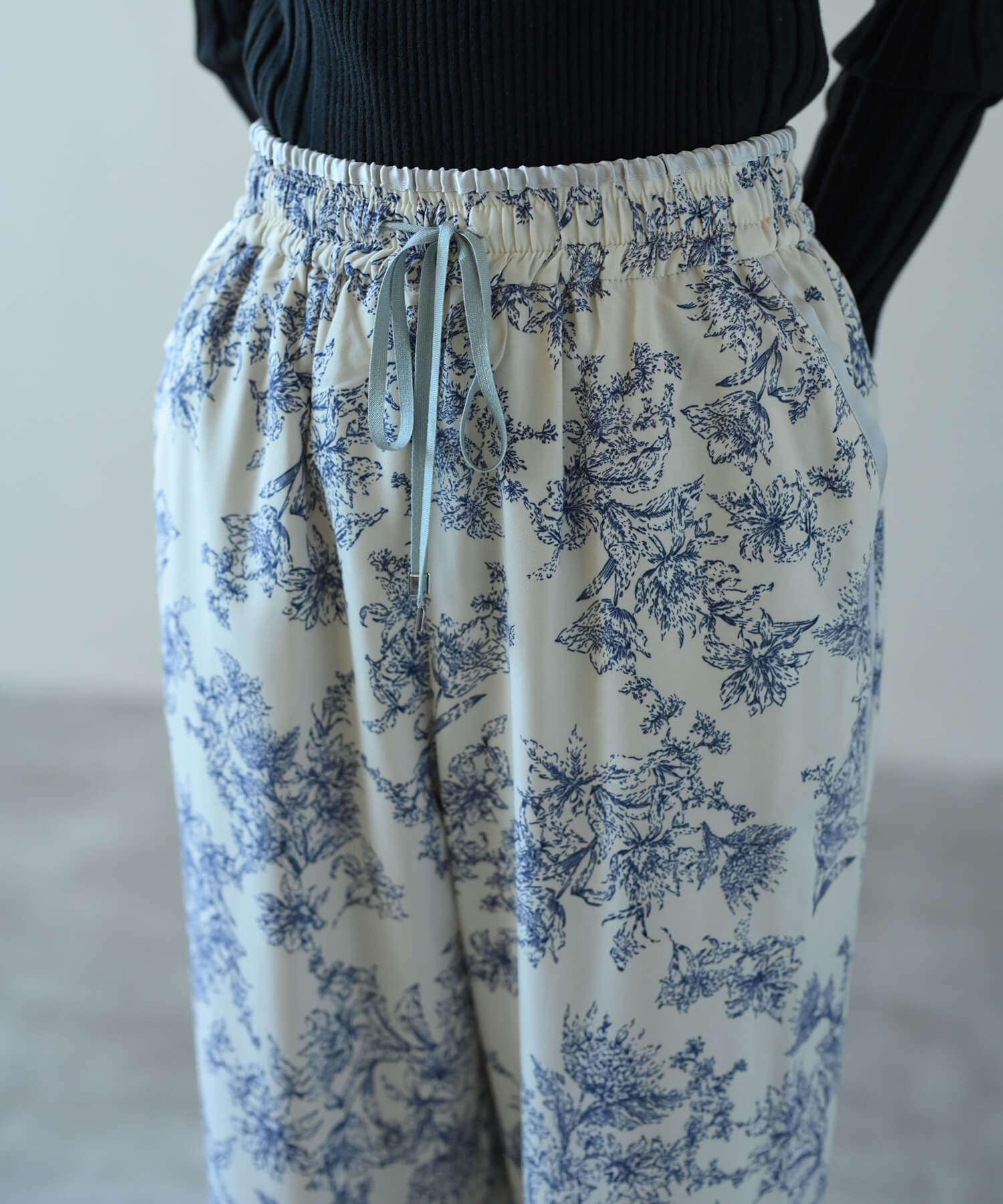【Timesale】花柄サイドパイピングラインストレートパンツ