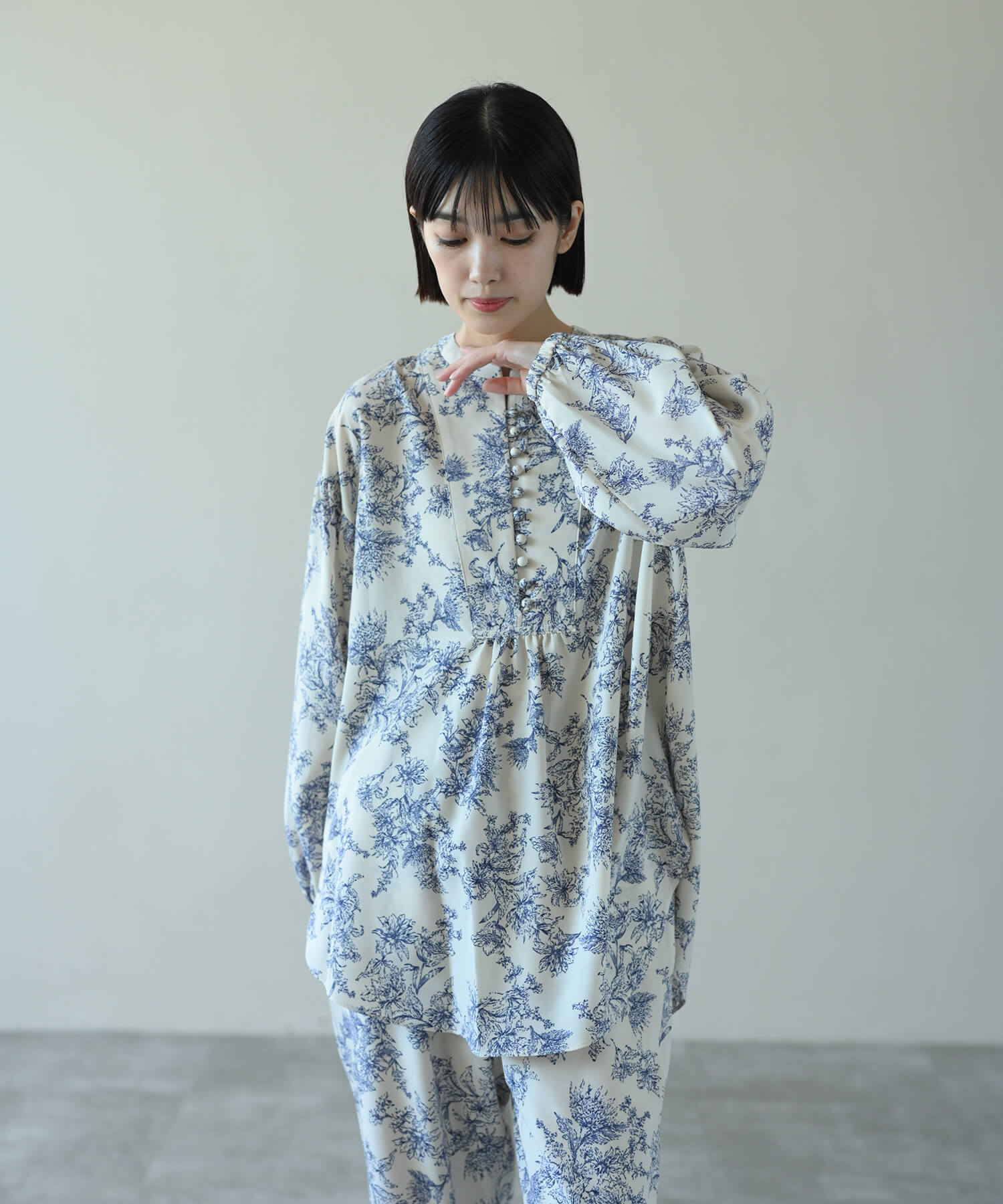 オフホワイト　model：H162