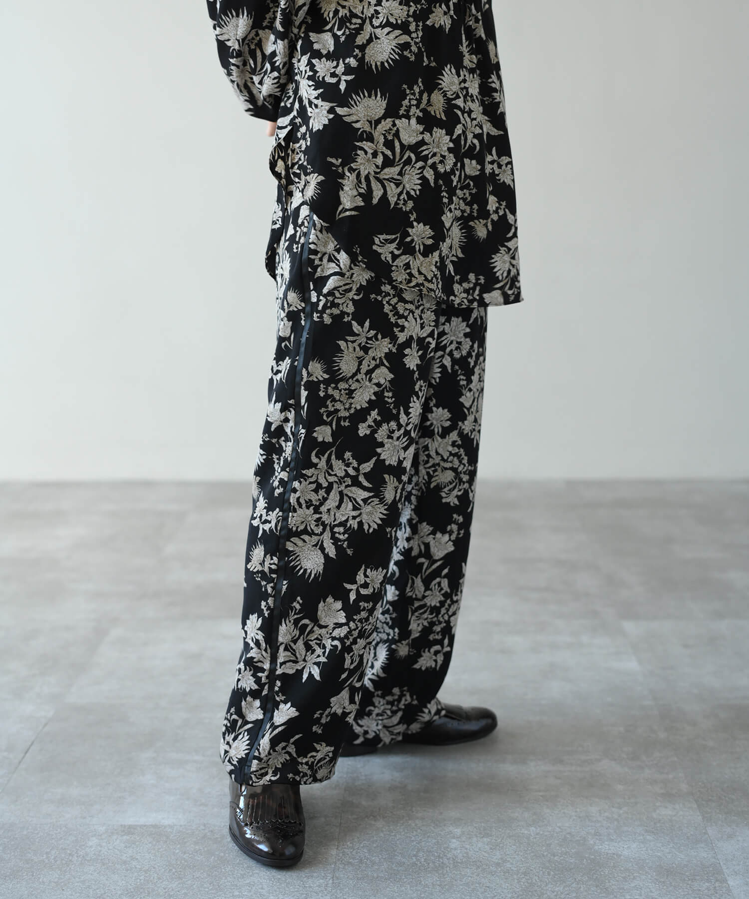 【Timesale】花柄サイドパイピングラインストレートパンツ