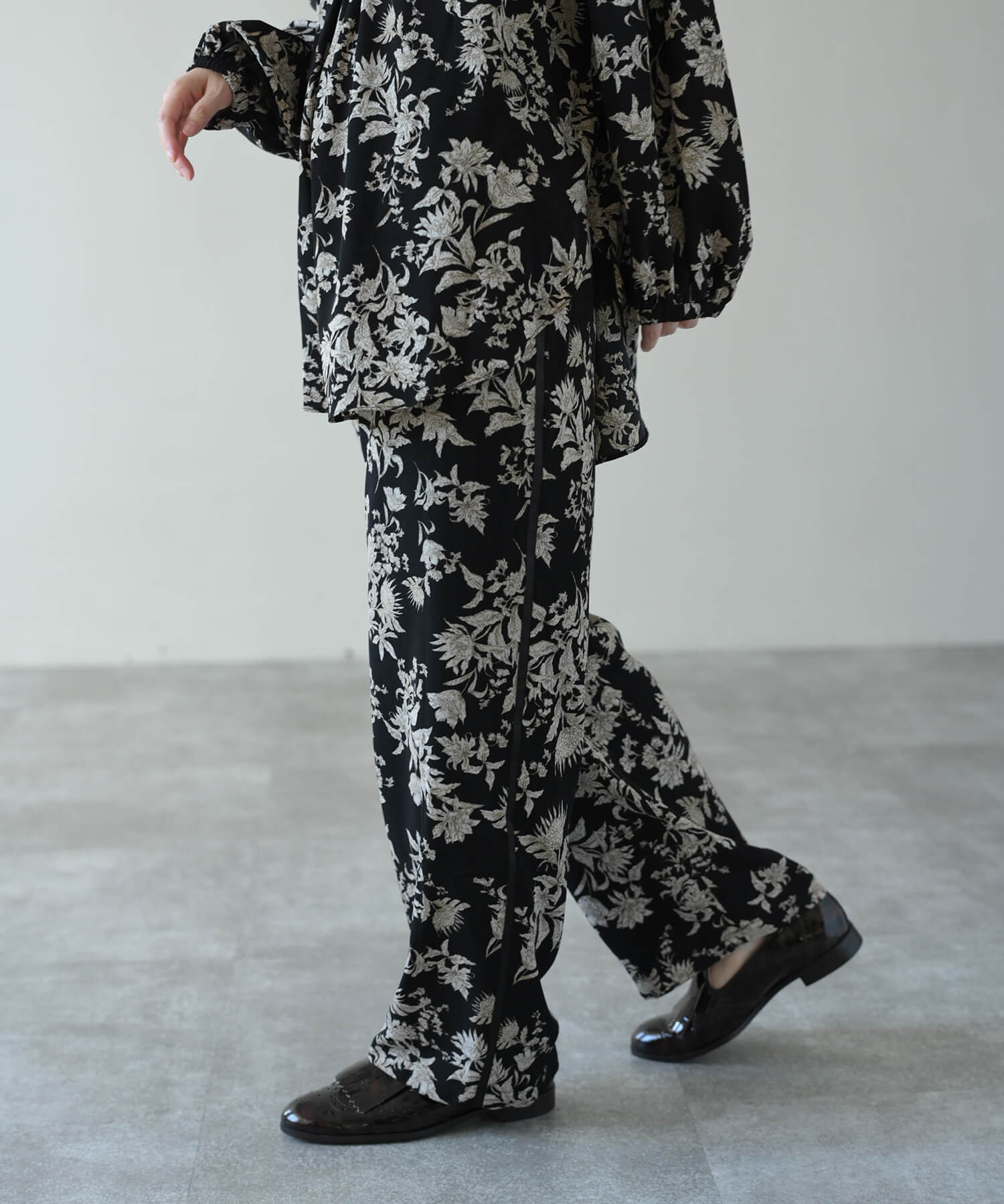 【Timesale】花柄サイドパイピングラインストレートパンツ