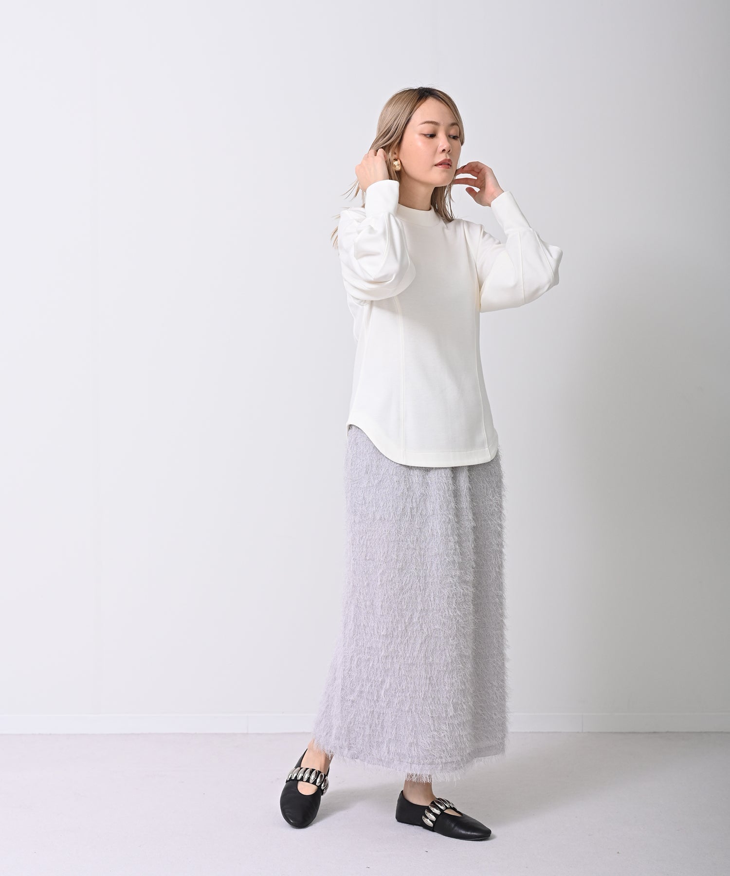 ライトグレー　model：H167