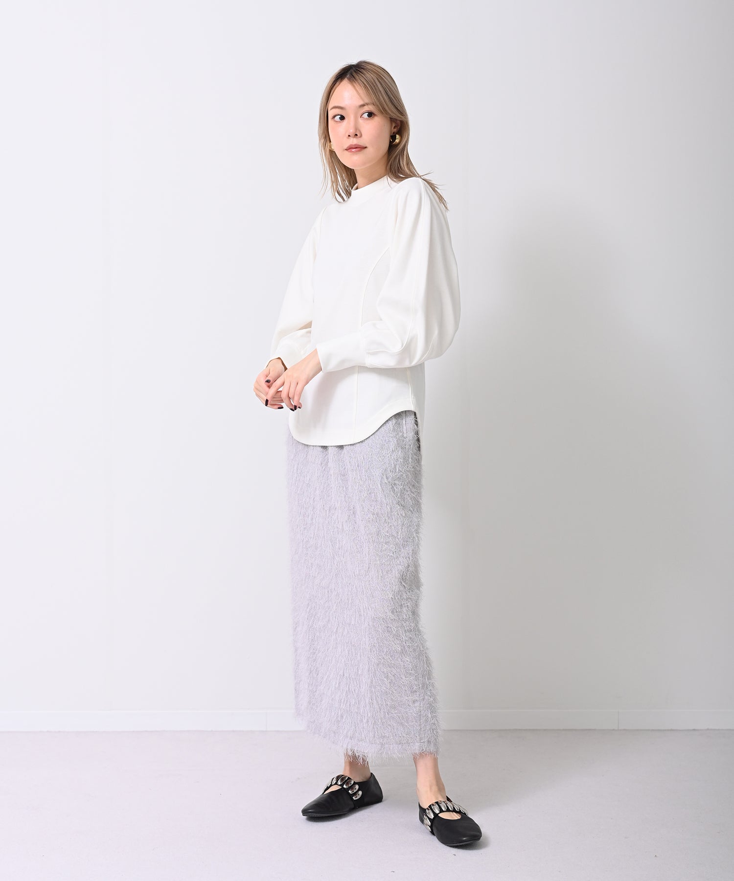 ライトグレー　model：H167