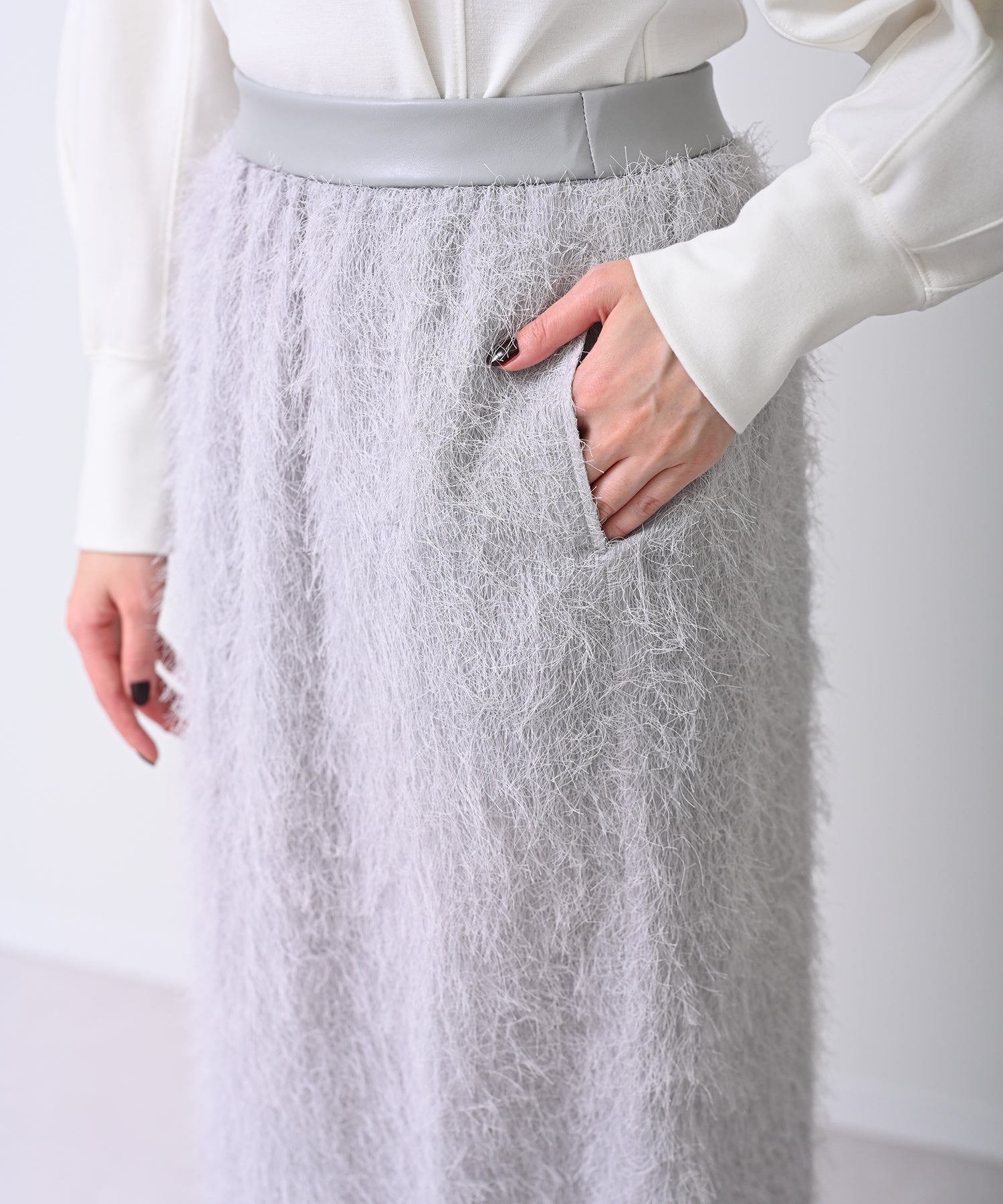 ライトグレー　model：H167