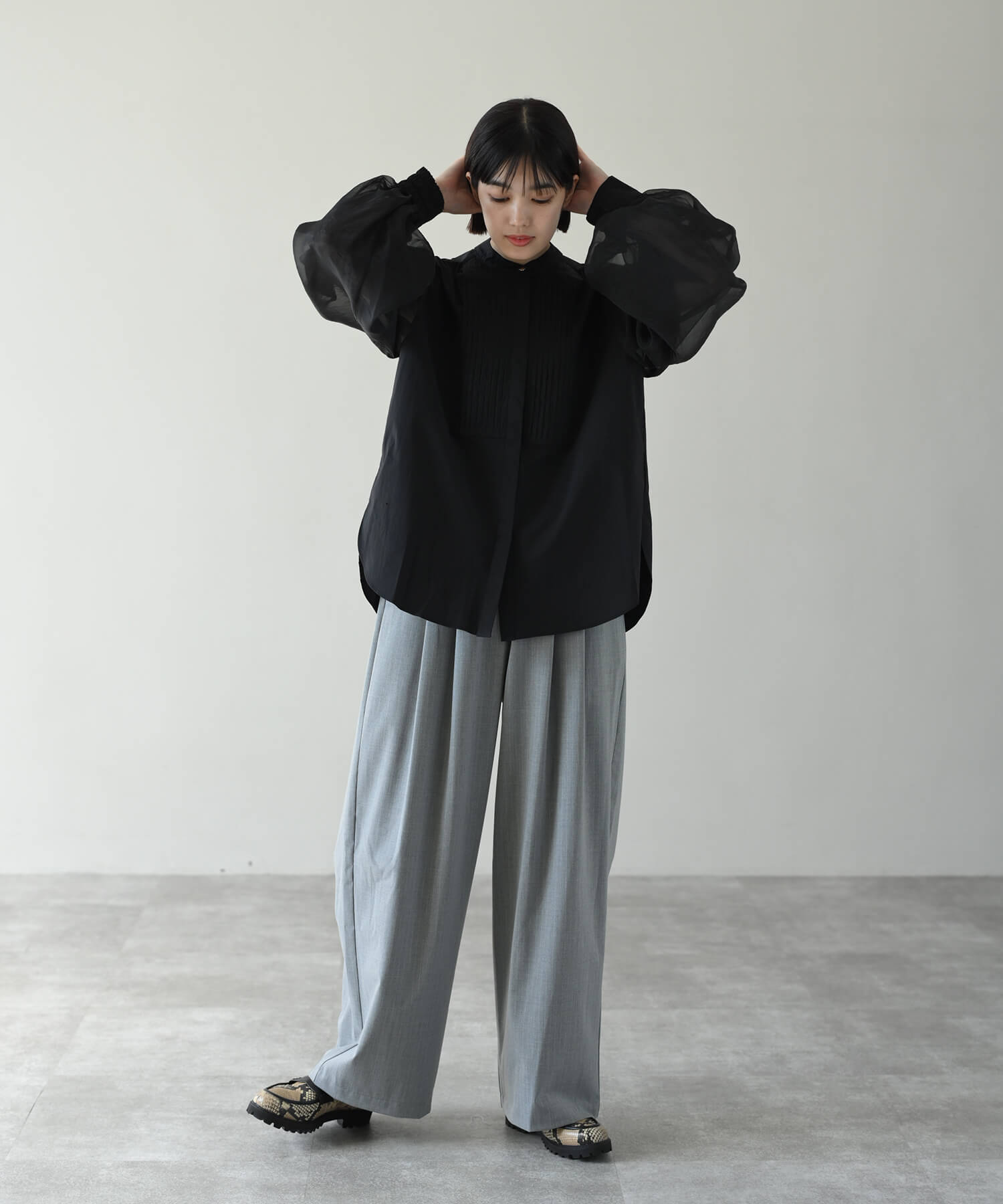 グレー　model：H162