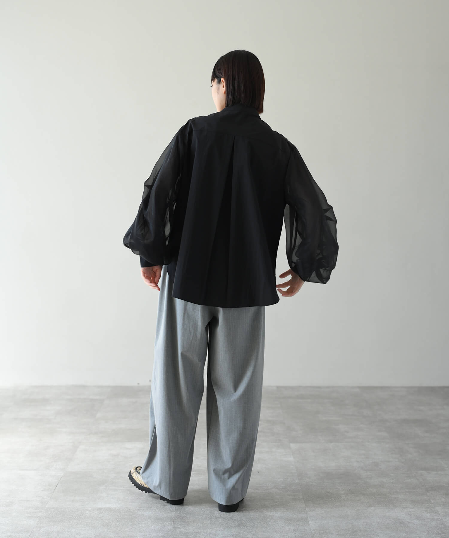 グレー　model：H162