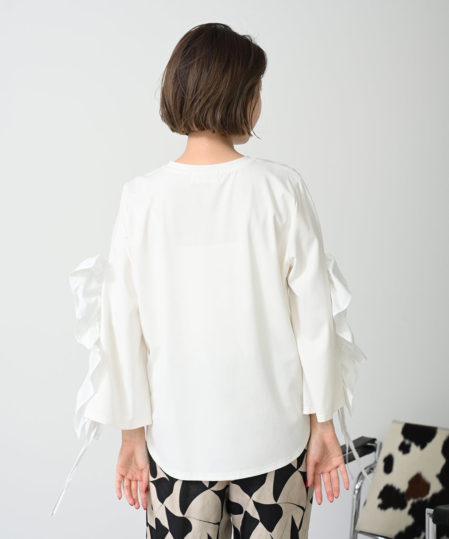 オフホワイト　model ：H167　※袖伸ばした状態