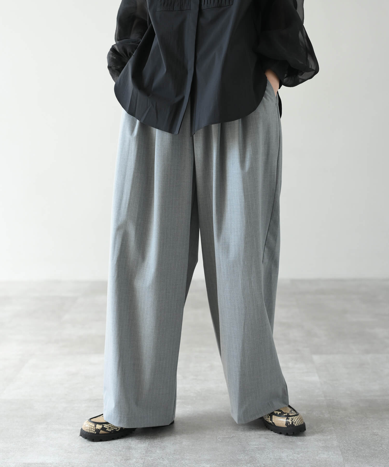 グレー　model：H162