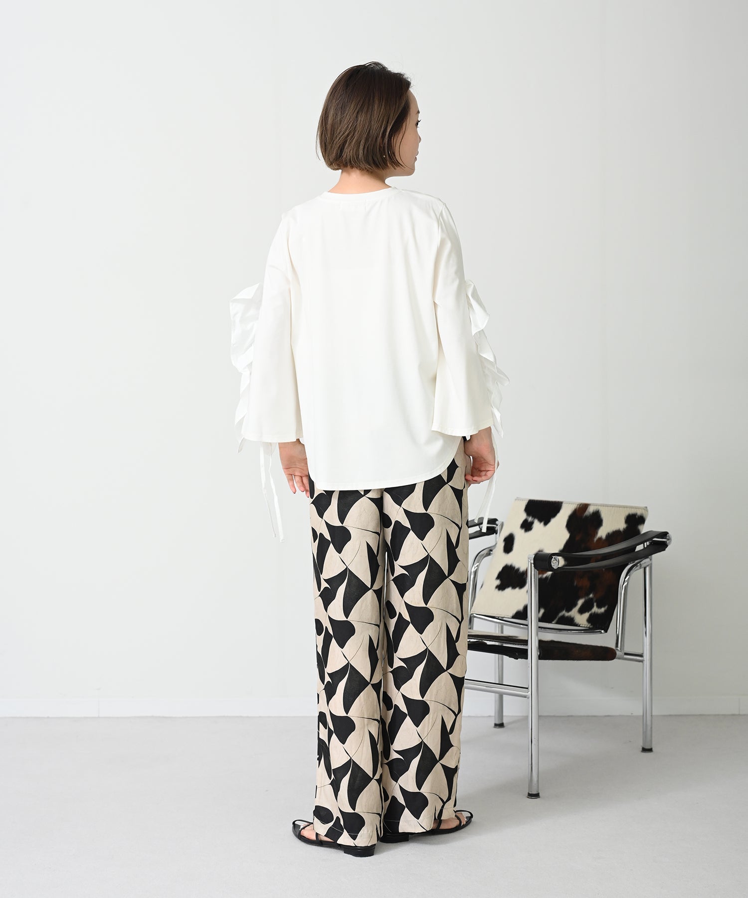 オフホワイト　model ：H167　※袖伸ばした状態