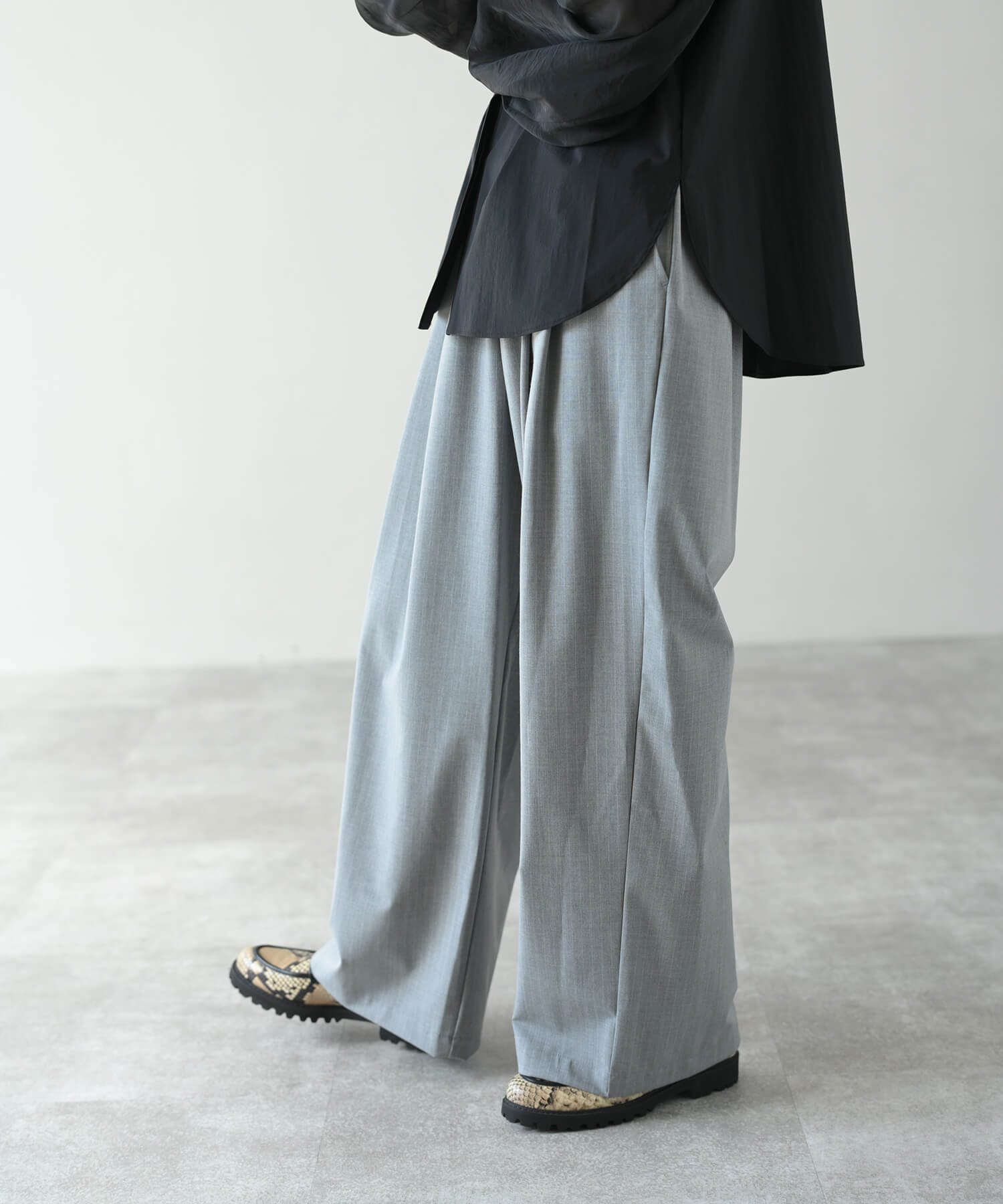 グレー　model：H162