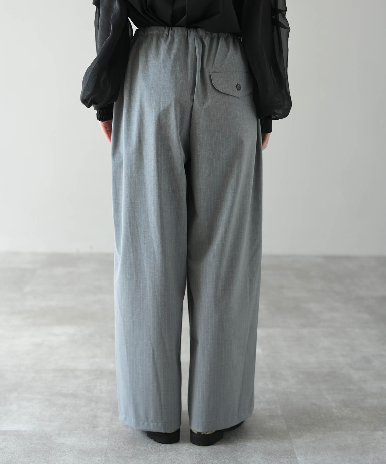 グレー　model：H162