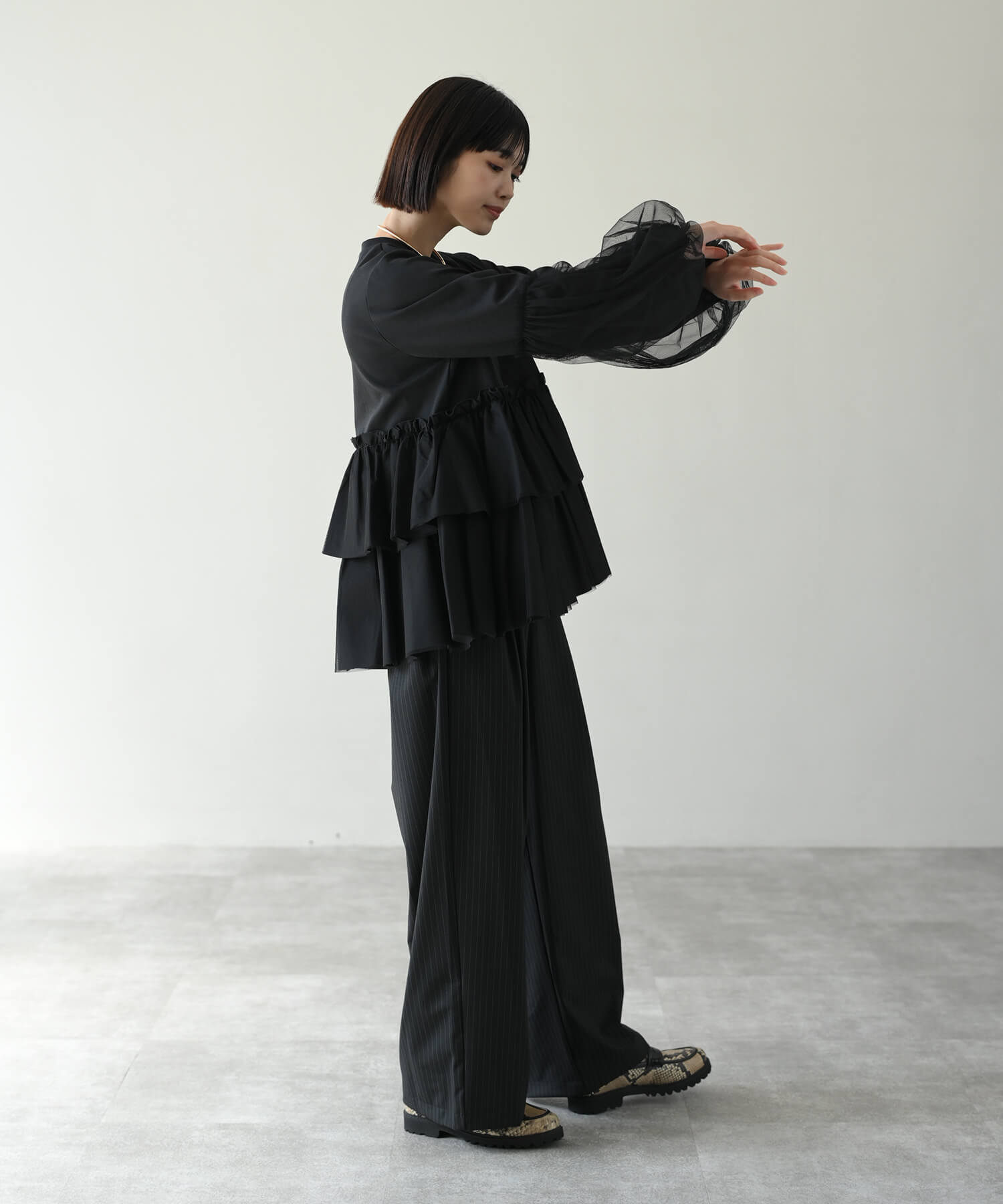 ブラック　model：H162