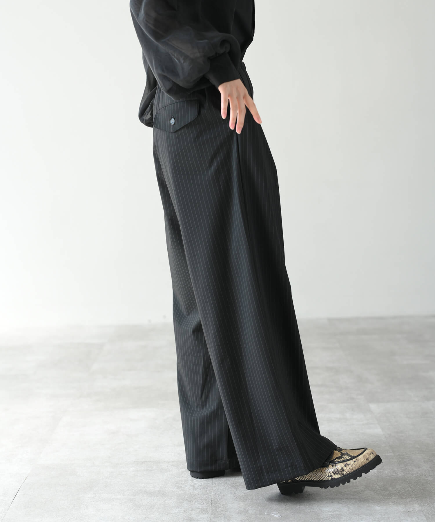 ブラック　model：H162