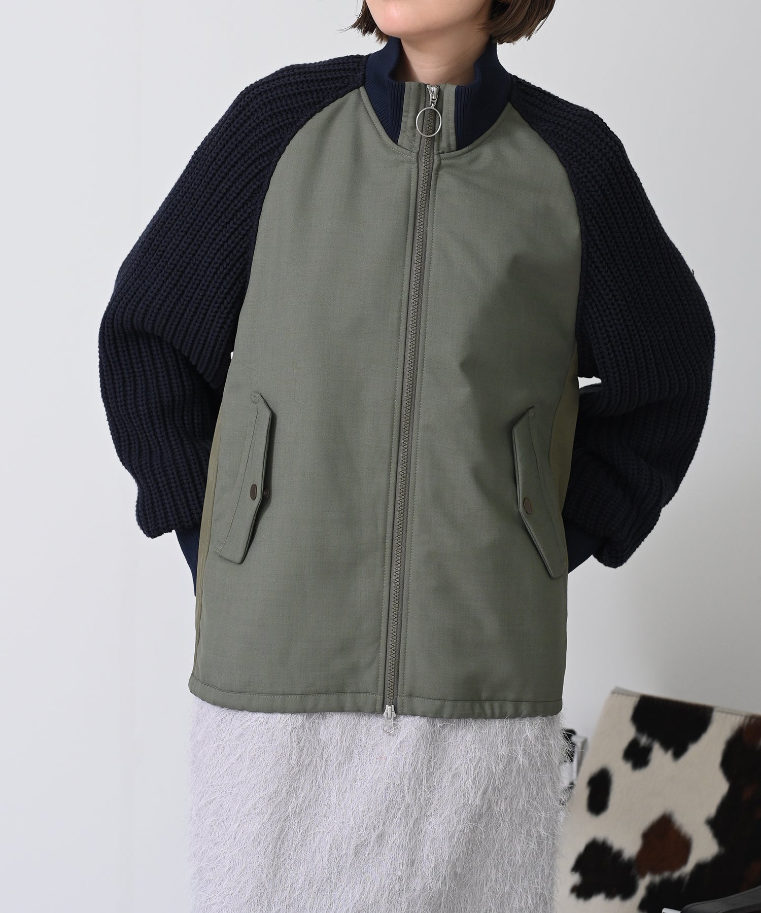 ほぼ新品ヘレンチア　フリル付きブラックナイロンジャケット OUTER