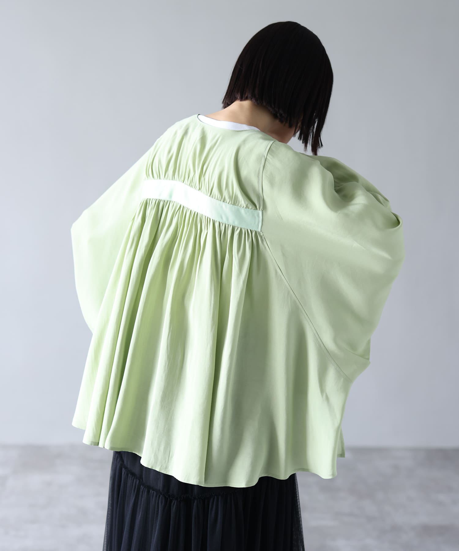 Dolman volume sleeve gathered back sheer blouson | HERENCIA 