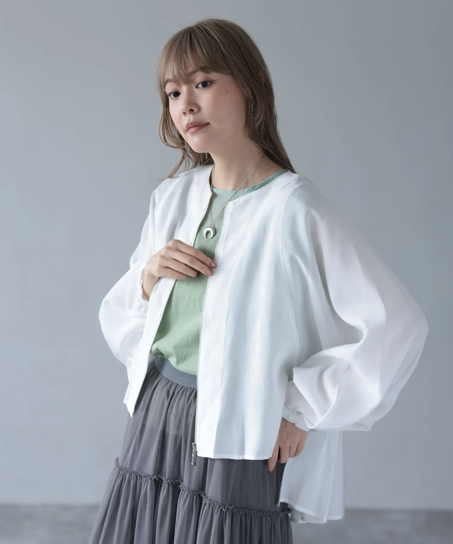 Dolman volume sleeve gathered back sheer blouson | HERENCIA 