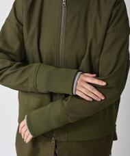 KHAKI　model：H162 B75 W53 H83　着用サイズ：FREE