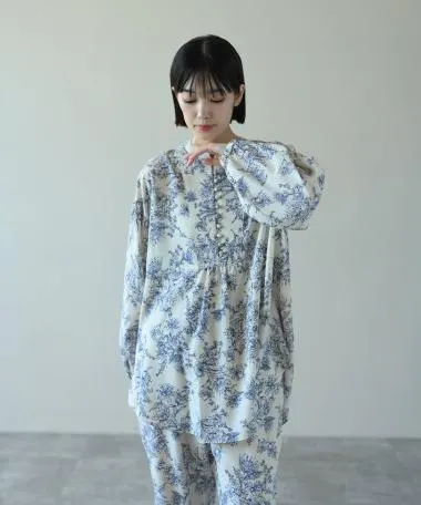 HERENCIA / Covered button floral print blouse